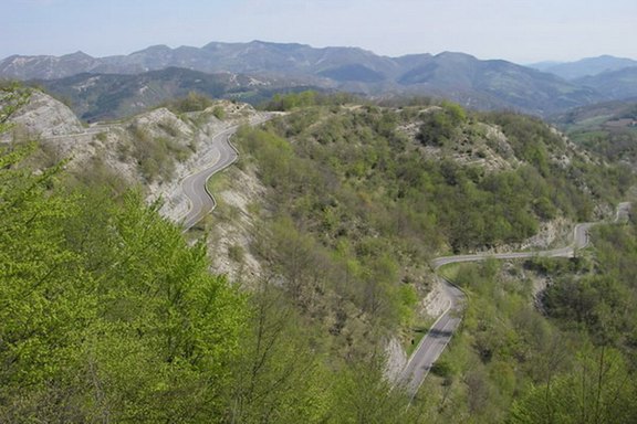 Verschiedene Varianten der Motorradtouren im Apennin